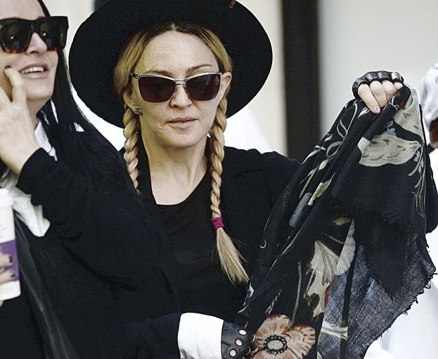 2903EA2C00000578-0-image-a-75_1432413179865