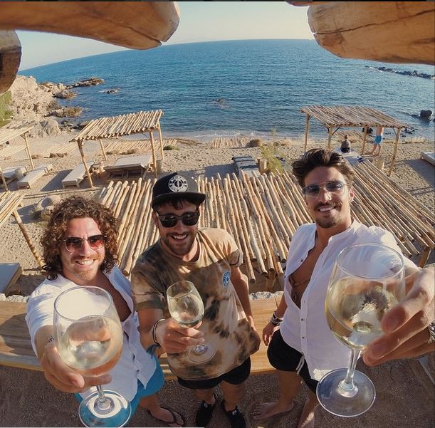 mariano di vaio биография. mariano di vaio 5. mariano di vaio биография фото. mariano di vaio биография-mariano di vaio 5. картинка mariano di vaio биография. картинка mariano di vaio 5. Мне нравится наблюдать за людьми. Многие пугаются, когда я говорю это. Но я расскажу, как все началось. Я сидел на скамейке Оксфорд-стрит в Лондоне. Это была одна из первых моих ночей в городе. Я стал смотреть по сторонам и увидел странно одетого человека. Сами по себе его вещи были не так уж хороши, но он шел так уверенно, преподносил их с таким достоинством, что я невольно поверил – этот человек одет круто. Тогда я понял, что в любом наряде можно выглядеть на миллион. Например, вспомни Рианну. Глядя на нее, всегда думаешь: "Вау, это нереально, почему у меня не получается так одеваться?", а потом видишь ее вещи в магазине: чаще всего они странные, иногда даже пугающие. Но все меняет ее личное отношение к ним и к себе в этих вещах. Или Брэд Питт и Джонни Депп. Может быть, Брэд Питт в сто раз красивее Деппа, но большинство девушек выбирают второго – у него есть шарм, есть особое умение подавать себя. Я люблю моду за эти возможности. mariano di vaio биография. mariano di vaio 5. mariano di vaio биография фото. mariano di vaio биография-mariano di vaio 5. картинка mariano di vaio биография. картинка mariano di vaio 5. Мне нравится наблюдать за людьми. Многие пугаются, когда я говорю это. Но я расскажу, как все началось. Я сидел на скамейке Оксфорд-стрит в Лондоне. Это была одна из первых моих ночей в городе. Я стал смотреть по сторонам и увидел странно одетого человека. Сами по себе его вещи были не так уж хороши, но он шел так уверенно, преподносил их с таким достоинством, что я невольно поверил – этот человек одет круто. Тогда я понял, что в любом наряде можно выглядеть на миллион. Например, вспомни Рианну. Глядя на нее, всегда думаешь: "Вау, это нереально, почему у меня не получается так одеваться?", а потом видишь ее вещи в магазине: чаще всего они странные, иногда даже пугающие. Но все меняет ее личное отношение к ним и к себе в этих вещах. Или Брэд Питт и Джонни Депп. Может быть, Брэд Питт в сто раз красивее Деппа, но большинство девушек выбирают второго – у него есть шарм, есть особое умение подавать себя. Я люблю моду за эти возможности.