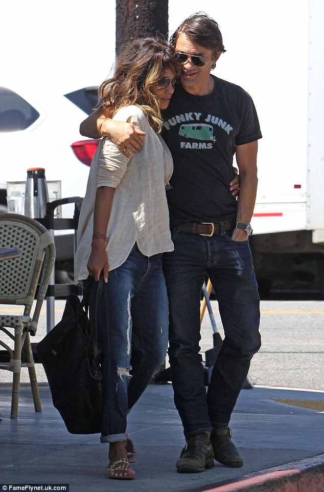 2BC9346800000578-0-In_love_Halle_Berry_left_and_husband_Olivier_Martinez_right_look-m-68_1440895608985