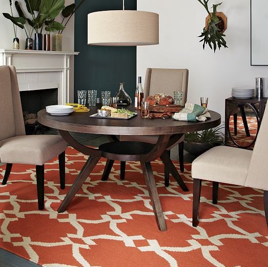 Επιλέγουμε χαλιά σε χρώματα της γής και έπιπλα με ξύλο και λευκό χρώμα.