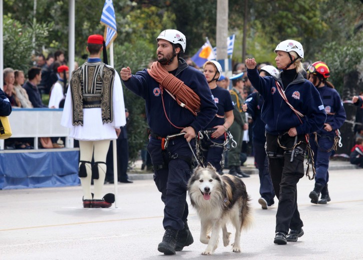 Τμήμα της Πολιτικής Προστασίας Ελλάδας, μαζί με σκυλί, παρελαύνει μπροστά από τους επισήμους κατά την επέτειο της 28ης Οκτωβρίου 1940, στη λεωφόρο Μεγάλου Αλεξάνδρου, στη Θεσσαλονίκη. Τετάρτη 28 Οκτωβρίου 2015. ΑΠΕ-ΜΠΕ/ PIXEL/ ΜΠΑΡΜΠΑΡΟΥΣΗΣ ΣΩΤΗΡΗΣ