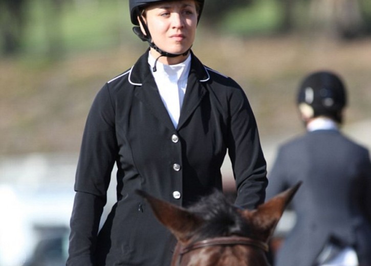 kaley-cuoco-riding-her-horse