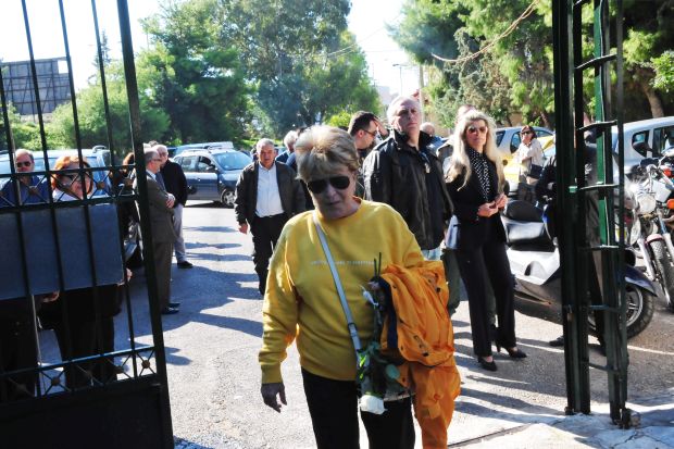 Η κηδεία του Κώστα Τσάκωνα στο νεκροταφείο της Αργυρούπολης.(Eurokinissi-ΝΙΚΟΛΟΠΟΥΛΟΣ ΑΝΤΩΝΗΣ)