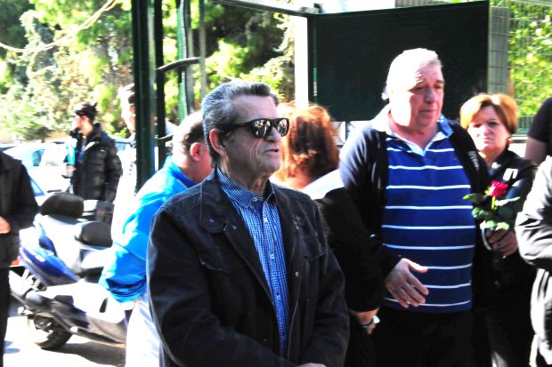 Η κηδεία του Κώστα Τσάκωνα στο νεκροταφείο της Αργυρούπολης.(Eurokinissi-ΝΙΚΟΛΟΠΟΥΛΟΣ ΑΝΤΩΝΗΣ)