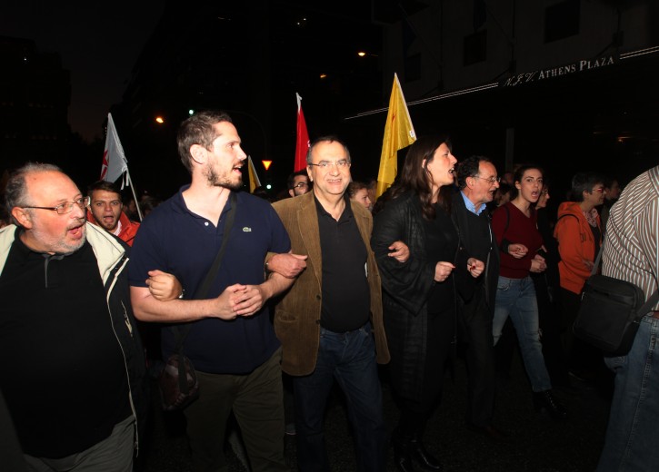 Μέλη της ΛΑϊκής Ενότητας με επικεφαλής τους Παναγιώτη Λαφαζάνη (5A), ο Δημήτρης Στρατούλης (3Α), ο Κώστας Ήσυχος (Α) και Ζωή Κωνσταντοπούλου (4Α) φωνάζουν συνθήματα κατά τη διάρκεια πορείας στο κέντρο της Αθήνας για τον εορτασμό της 42ης επετείου από την εξέγερση του Πολυτεχνείου, Τρίτη 17 Νοεμβρίου 2015. Με την πορεία προς την αμερικανική πρεσβεία ολοκληρώνονται οι τριήμερες εκδηλώσεις για την 42η επέτειο του Πολυτεχνείου.  ΑΠΕ-ΜΠΕ/ΑΠΕ-ΜΠΕ/ΑΛΕΞΑΝΔΡΟΣ ΒΛΑΧΟΣ