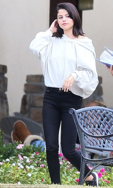 397e036900000578-3848472-taking_a_break_selena_gomez_has_been_spotted_at_a_rehab_center_i-m-46_1476811080503