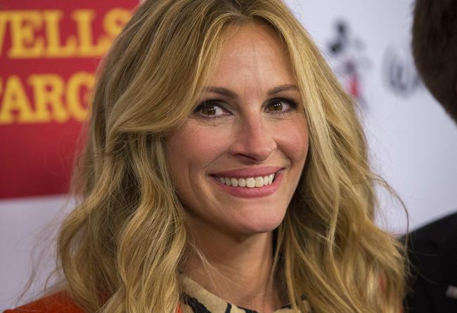 Actress and honoree Julia Roberts poses at the 10th Annual GLSEN (Gay, Lesbian & Straight Education Network) Respect Awards in Beverly Hills, California October 17, 2014. REUTERS/Mario Anzuoni (UNITED STATES - Tags: ENTERTAINMENT)