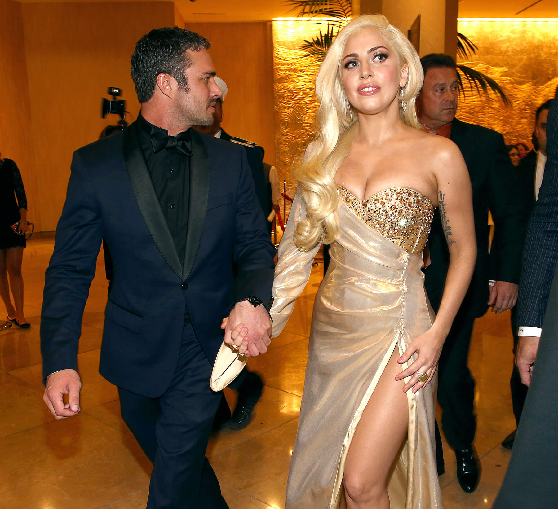 1395763039_taylor-kinney-lady-gaga-zoom