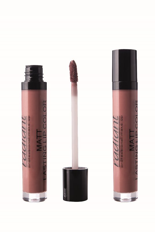 Radiant, Matt Lasting Lip Color. Η ματ υφή του απλώνεται ομοιόμορφα, χωρίς να στεγνώνει τα χείλη. 
