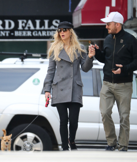  PREMIUM EXCLUSIVE: Jennifer Lawrence is spotted on a romantic walk with rumored love interest Darren Aronfsky in New York City. The 26 year old American actress was out with a girlfriend after meeting up with Darren for a stroll with dog Pippi. The two appeared to be sharing a lollipop on the stroll sales@theimagedirect.com Please byline:TheImageDirect.com *EXCLUSIVE PLEASE EMAIL sales@theimagedirect.com FOR FEES BEFORE USE