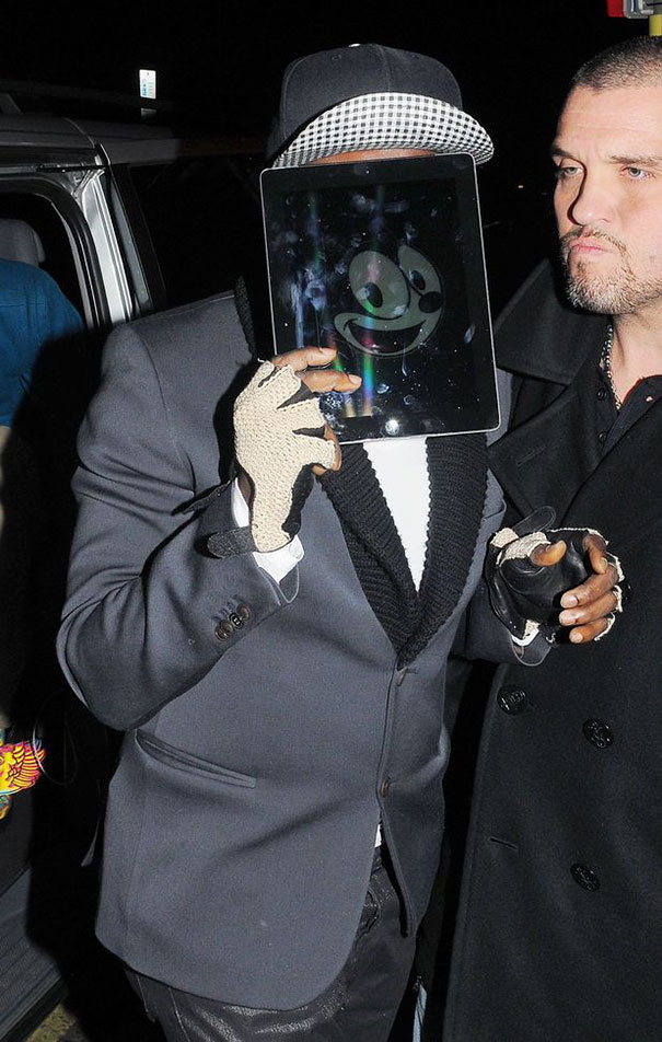 funny-celebrity-reactions-to-paparazzi-105-58622d4283860__605