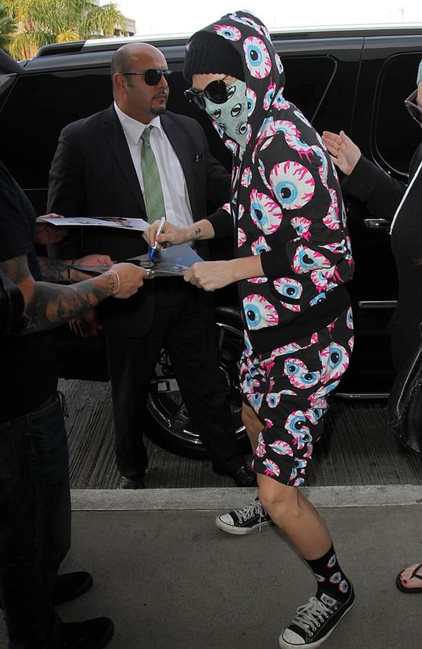 funny-celebrity-reactions-to-paparazzi-108-58623b775e111__605