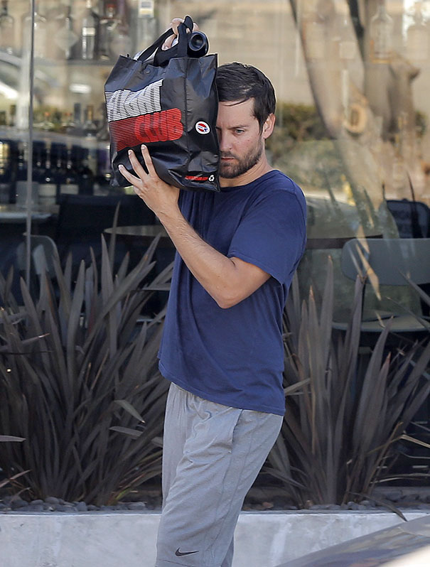 funny-celebrity-reactions-to-paparazzi-118-58625f19f114c__605