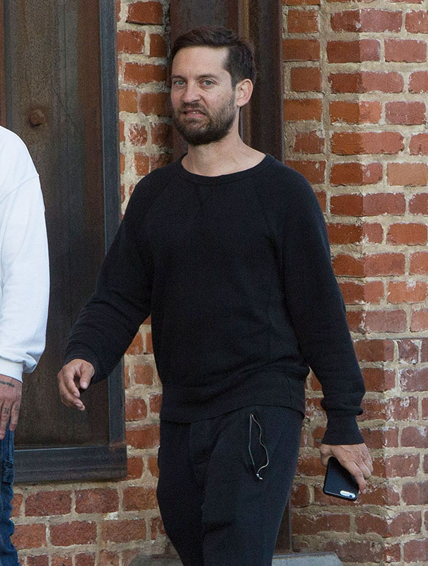 funny-celebrity-reactions-to-paparazzi-124-58626f94e80b0__605