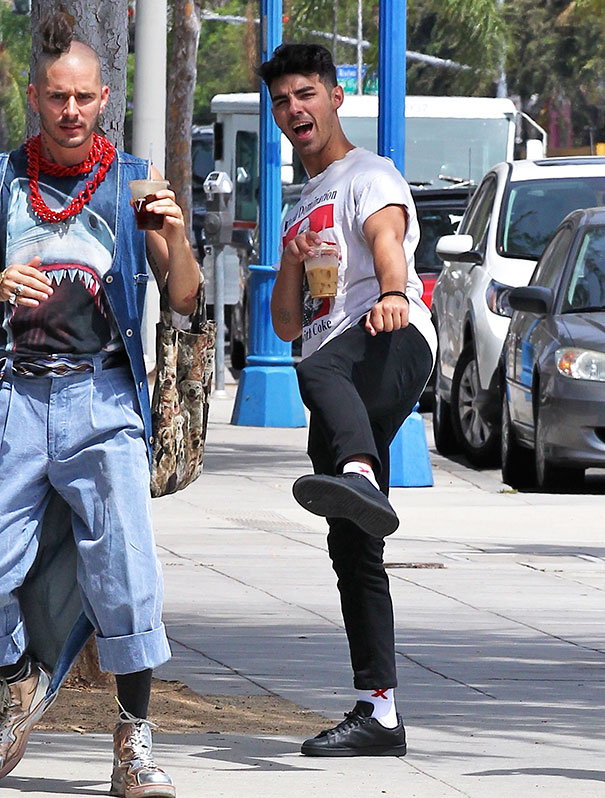 funny-celebrity-reactions-to-paparazzi-134-5862894285d7b__605