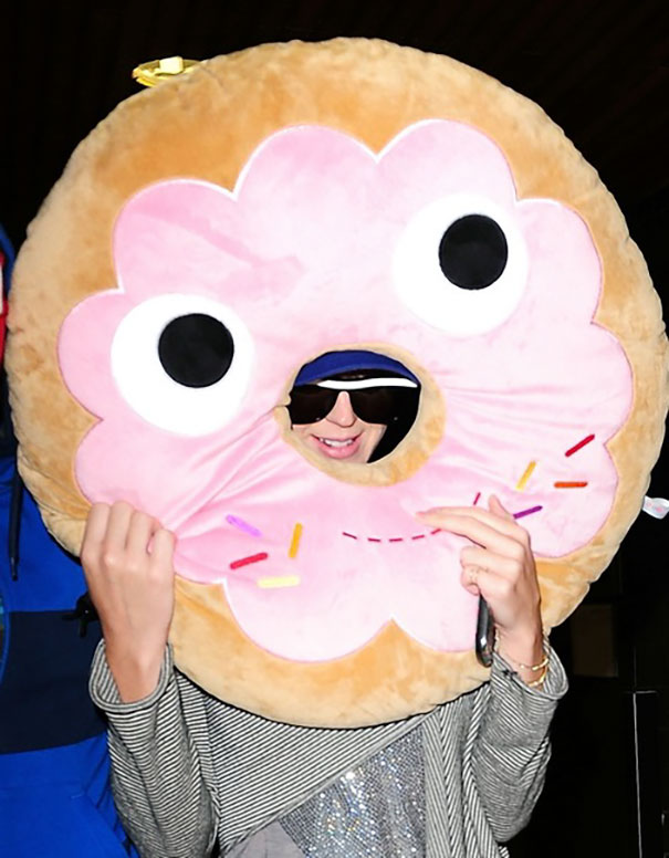funny-celebrity-reactions-to-paparazzi-21-585cf092ed2d0__605