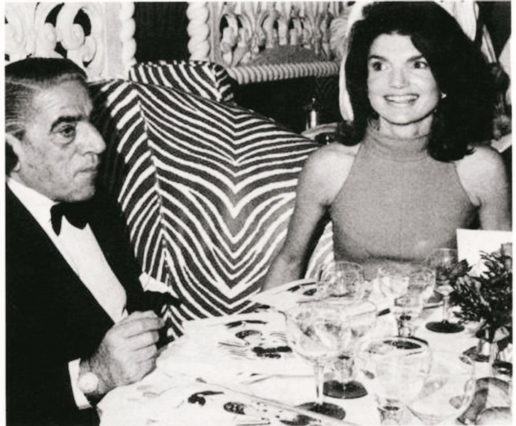 O Αριστοτέλης Ωνάσης με τη σύζυγό του, Jackie Kennedy.