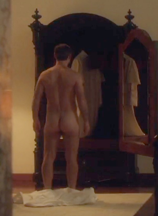 jude-law-bares-his-butt-on-the-young-pope-03