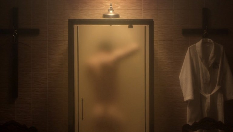jude-law-bares-his-butt-on-the-young-pope-04