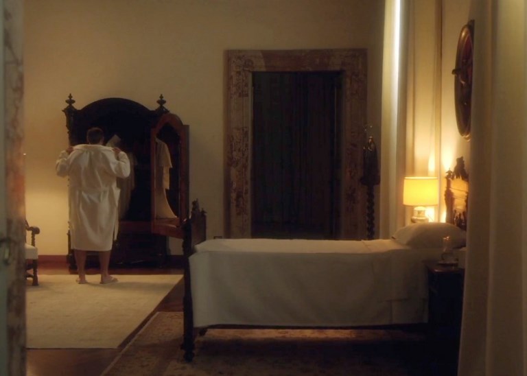 jude-law-bares-his-butt-on-the-young-pope-07