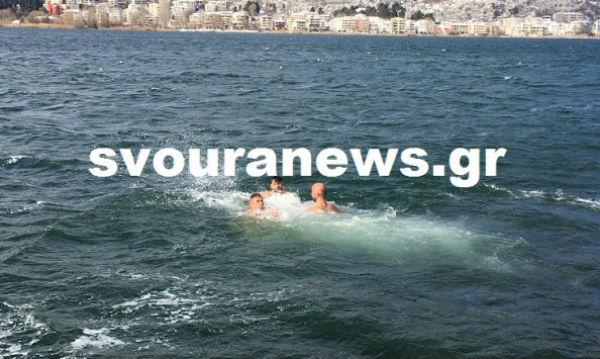 Καστοριά: Έπεσαν με -4 βαθμούς Κελσίου στη λίμνη για τον Σταυρό  - Media