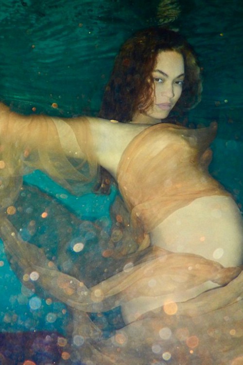 1135069_959589_beyonce_baby_bump_underwater_65ae144ede6b36143720dd54d07ac9bf