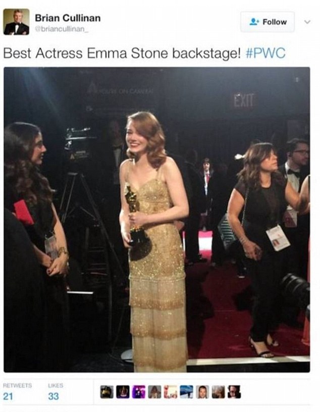 3DC85A9100000578-4266392-Cullinan_tweeted_this_photograph_of_Stone_backstaege_clutching_h-a-44_1488260369754