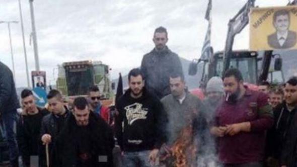 ΦΩΤΟ από την διαμαρτυρία κτηνοτρόφων στον Τύρναβο - Έχυσαν γάλα και έβαλαν φωτιά