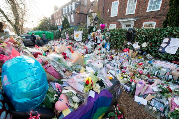 flowers-at-home-of-george-michael-in-highgate-london