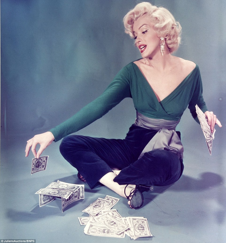 3e7bb48200000578-4334784-marilyn_posed_coquettishly_while_building_a_tower_out_of_dollar_-a-23_1490100038909