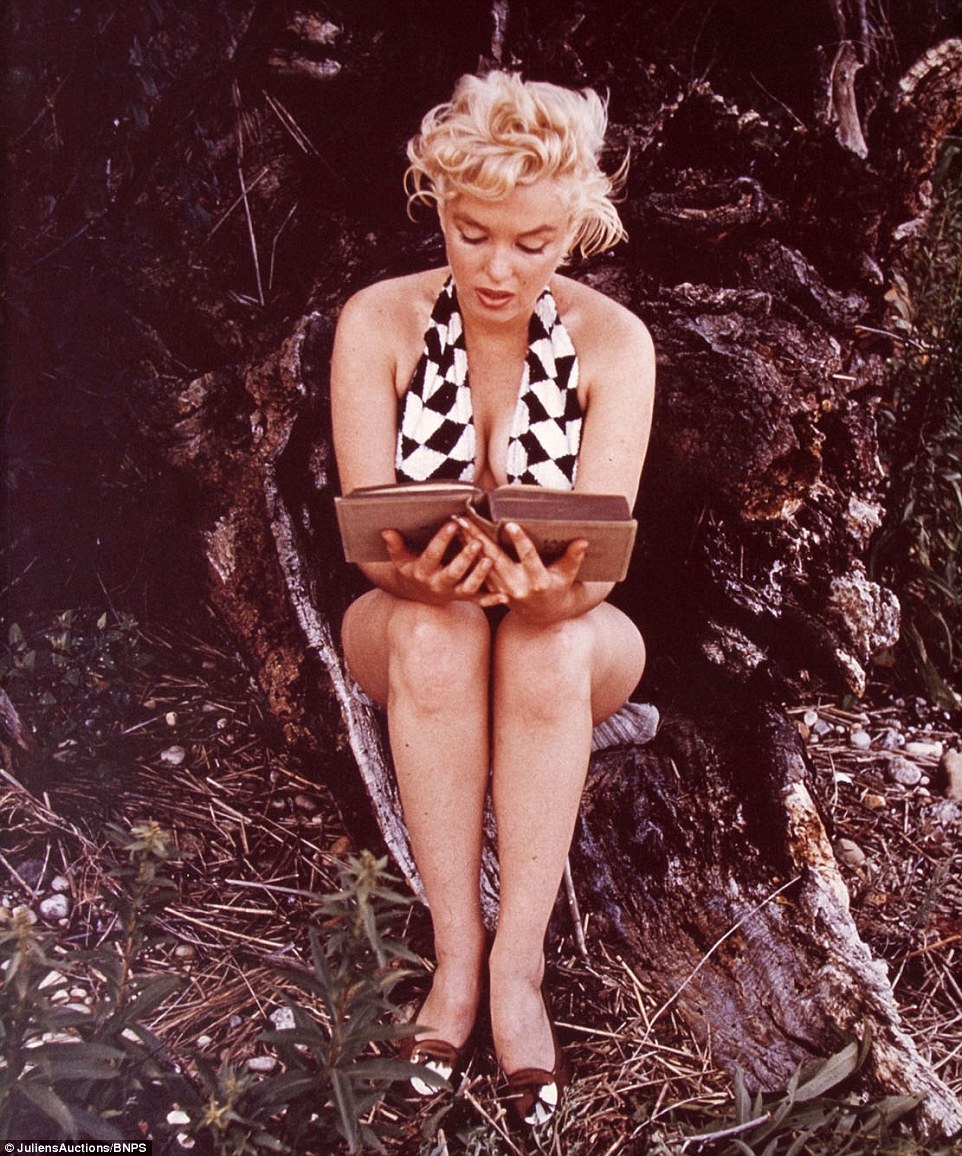 3e7bb97900000578-4334784-one_unusual_photo_by_eve_arnold_captures_monroe_reading_a_book-a-7_1490100038471