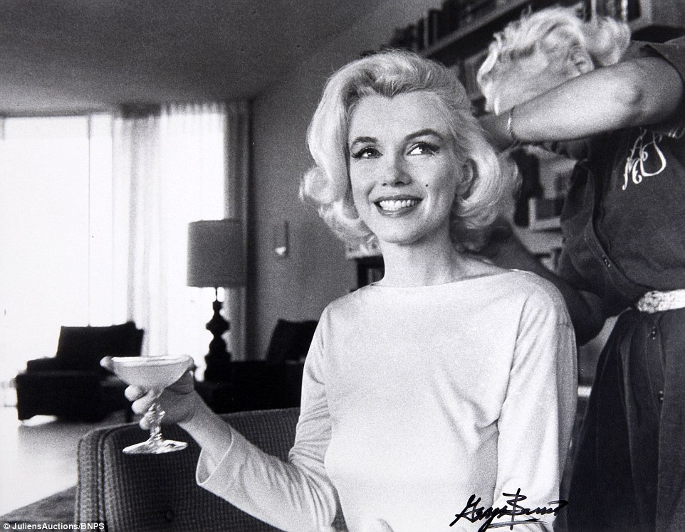3e7bc01e00000578-4334784-there_are_33_photographs_of_monroe_taken_by_barris_just_weeks_be-a-7_1490140780477
