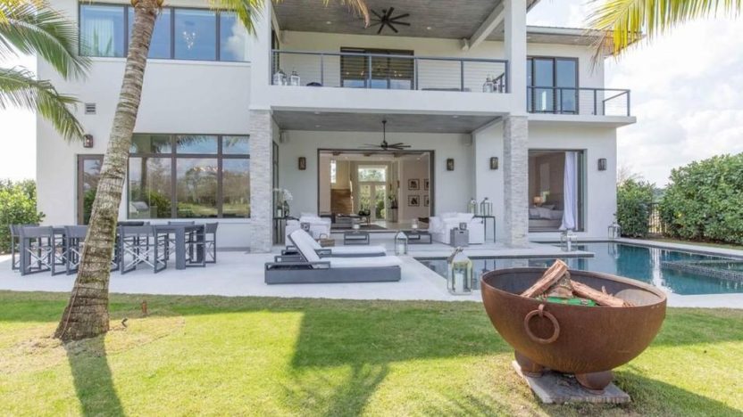 Athina-Onassis-patio-832x468