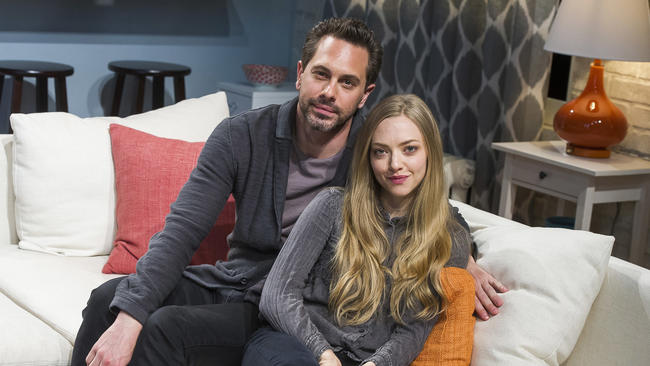 amanda-seyfried-thomas-sadoski