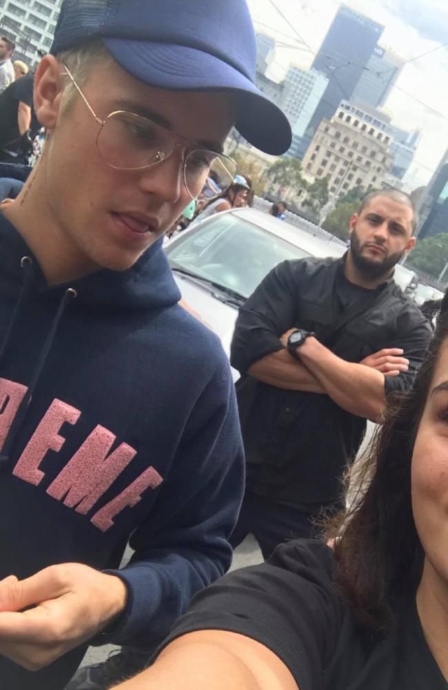 bieber-fans-selfie