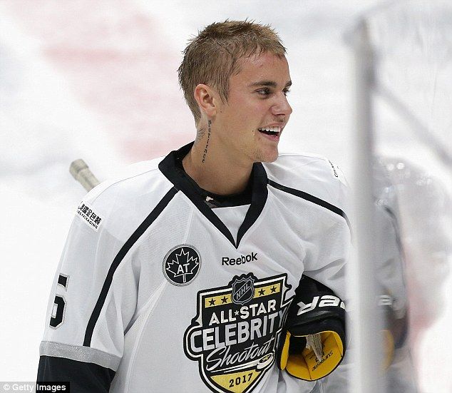 bieber-hockey-game