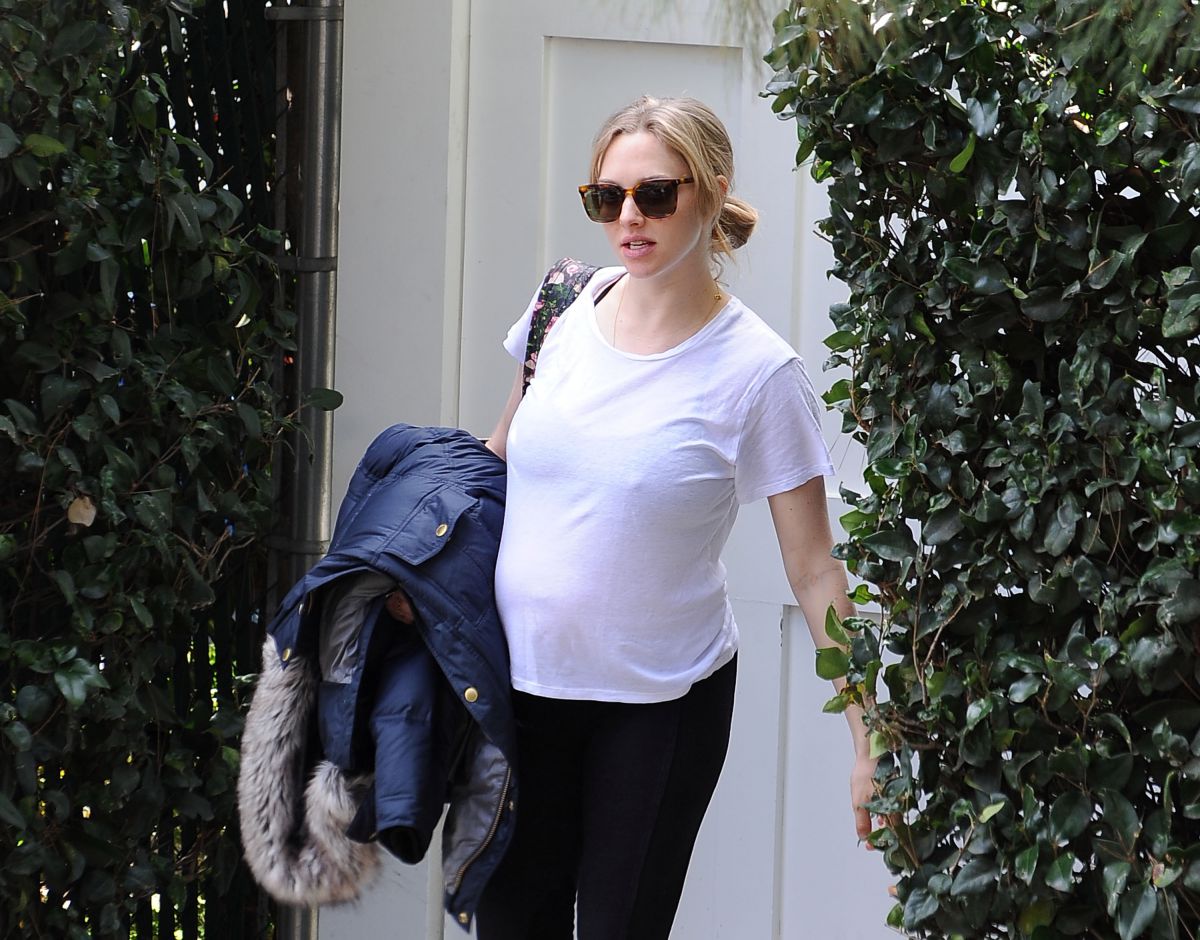 pregnant-amanda-seyfried-out-in-beverly-hills-01-21-2017_4