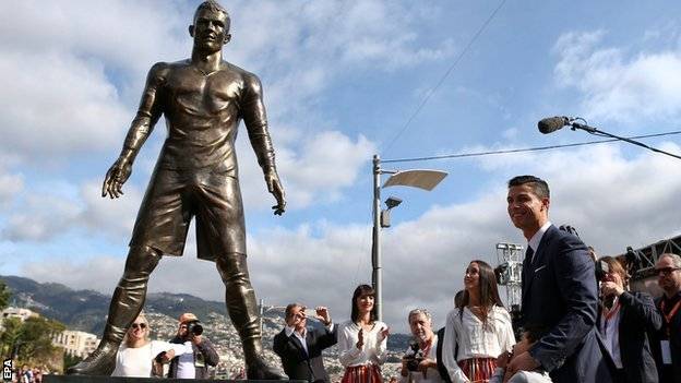 ronaldo-statue-vandalised-messi-1452631544-800
