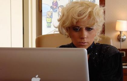 ladygaga-on-computer