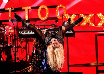 Lady-Gaga-Sting-iHeartRadio-Festival-10-580x435