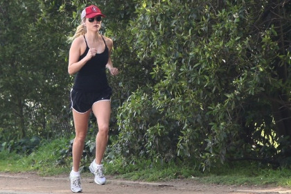 reese-witherspoon-jogging590cm02192011