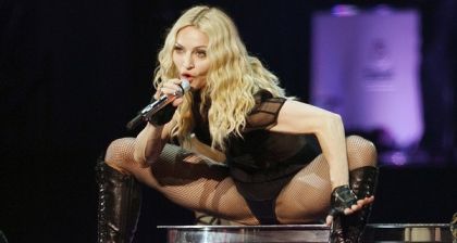 madonna-singing-bench-prphotos-600x320