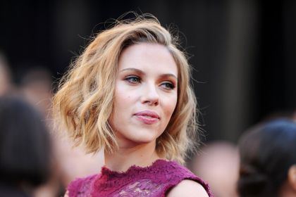 scarlett-johansson-2011-academy-awards-red-carpet-02272011-01