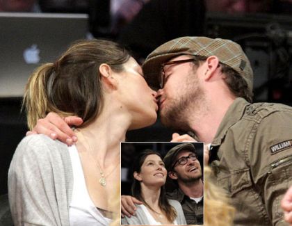 Justin-Timberlake-and-Jessica-Biel-share-a-romantic-smooch-courtside