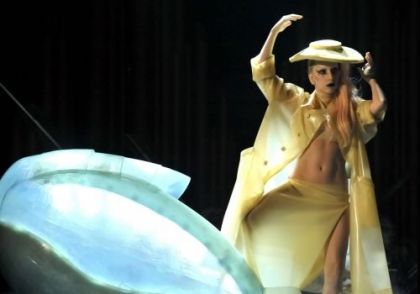 lady-gaga-2011-grammy-performance-7